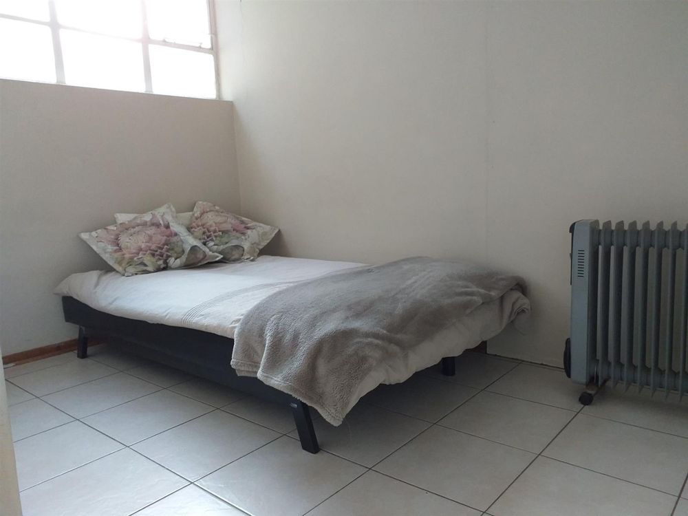 Bachelor flat bedroom