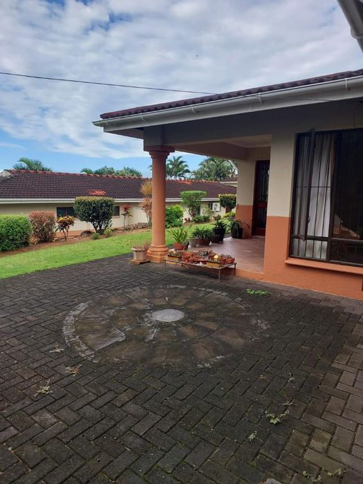Umtentweni Townhouse For Sale: 2 Bedrooms, garden, secure complex, includes utilities.