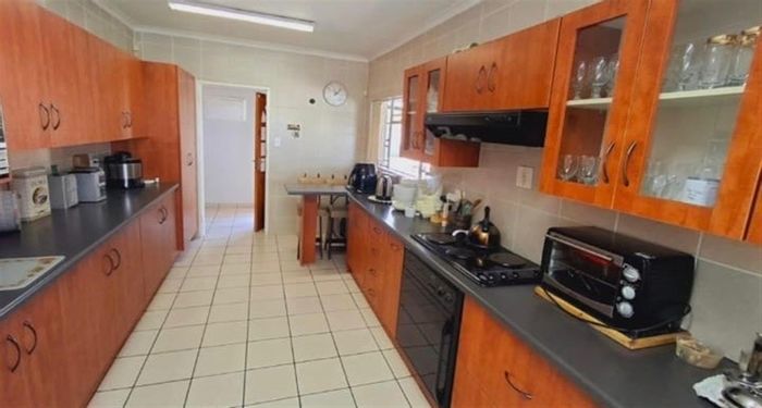 Vaalpark House For Sale: 4 Bedrooms, flatlet, braai room, and 3 garages.