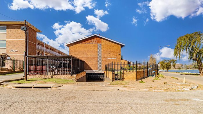 For Sale: Florida Lake Townhouse with 3 bedrooms, security complex, and lake views.