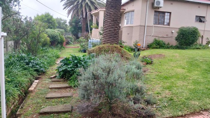 House to Rent in Discovery: 3 Bedrooms, secure yard, air conditioning, and fibre internet.