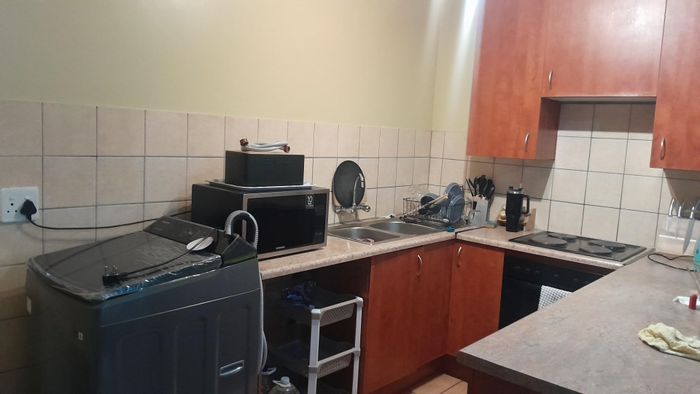 1 Bedroom Apartment For Sale in Grand Central: Secure, close to transport and amenities.