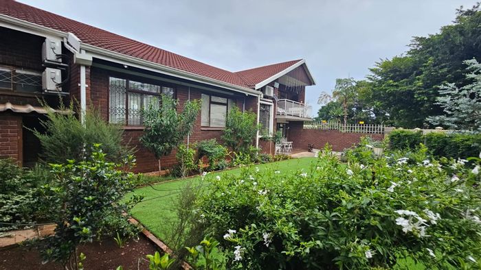 Hayfields Townhouse For Sale: 3 bedrooms, air-conditioning, private courtyard, secure living.