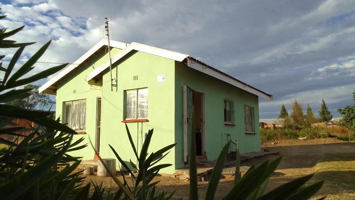 3-bedroom house in Emondlo, near shopping center and essential amenities. For Sale.