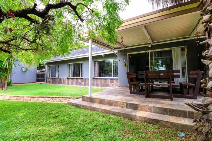 Wierda Park House For Sale: 4 beds, pool, flat potential, spacious living areas.