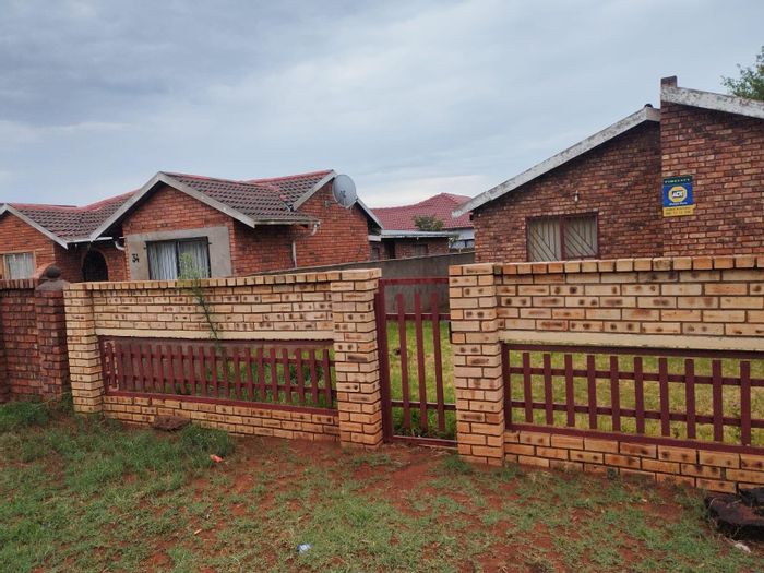 3-Bedroom House for Sale in Roodepan with Spacious Yard and Built-in Cupboards