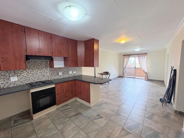 2-Bedroom Apartment To Rent in Wilro Park with 24-hour security and balcony.