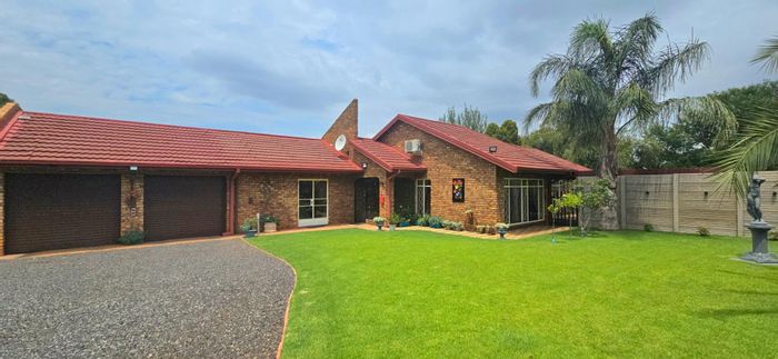 Dennesig House For Sale: 3 beds, pool, office, secure parking, solar panels.