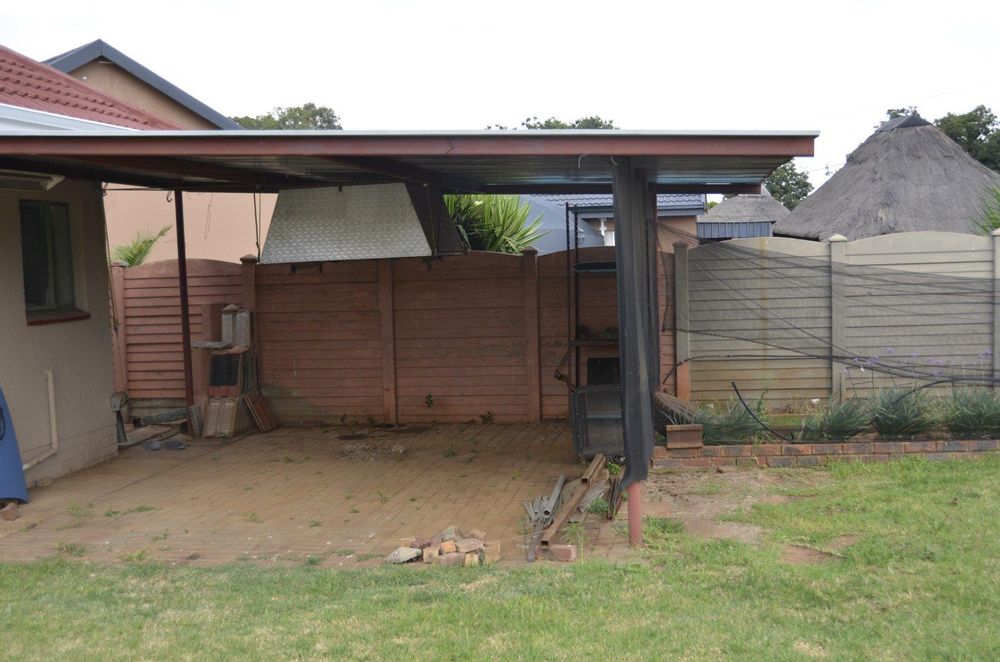 Flatlet two car carport