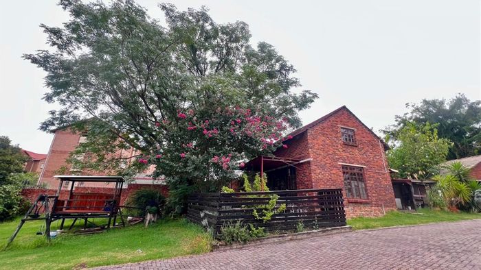 Northwold Cottage To Rent: Furnished, utilities included, private garden, parking space.