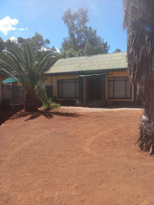 For Sale: Hartswater Central House with 4 bedrooms, 2 flatlets, and ample parking.