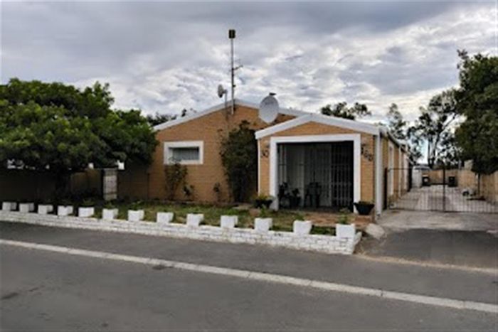 For Sale: Croydon House with 3 Bedrooms, Garage, and Spacious Parking.