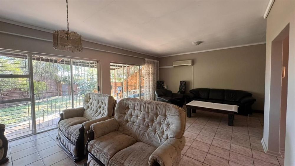 OPENPLAN LOUNGE & DINING ROOM