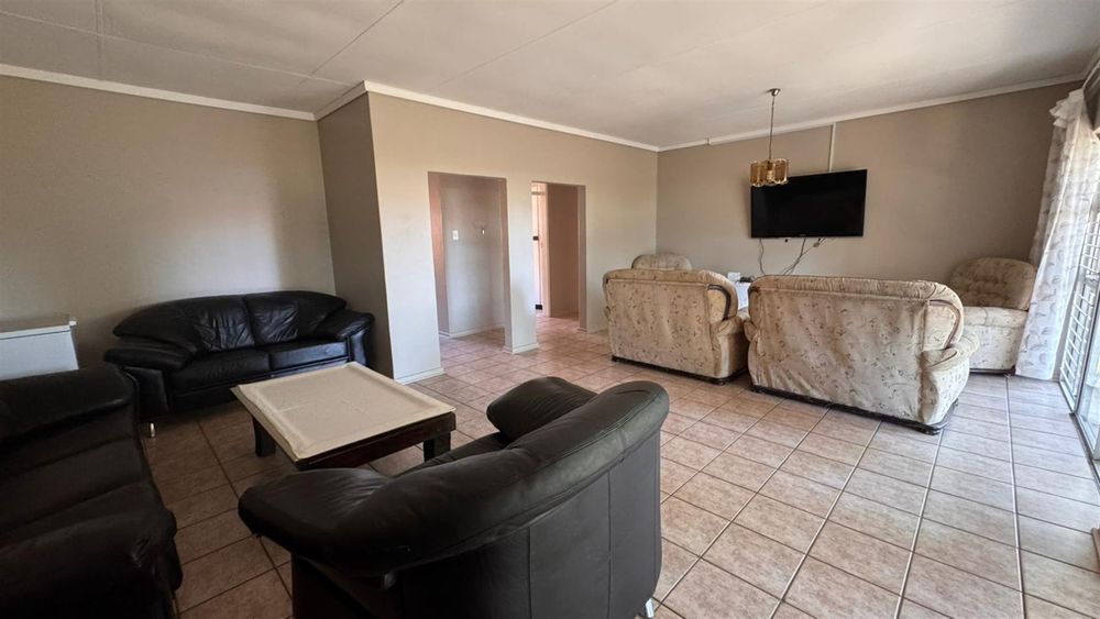 OPENPLAN LOUNGE & DINING ROOM