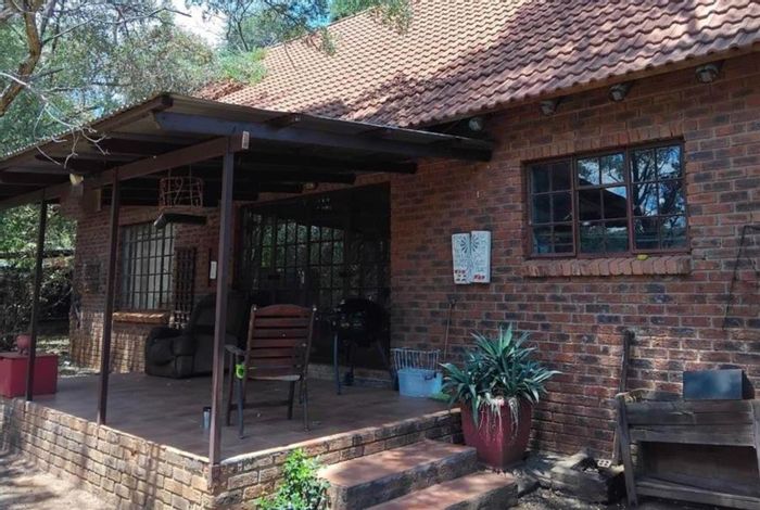 Leeupoort House For Sale: 4 beds, splash pool, boma, furniture included.