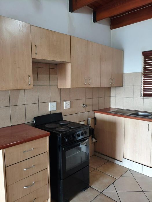 Sundowner Apartment To Rent: 2 beds, pool, clubhouse, near shopping and schools.