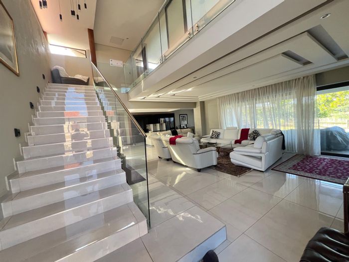 House To Rent in Zimbali: 5 en-suite bedrooms, pool, garden, and ample parking.