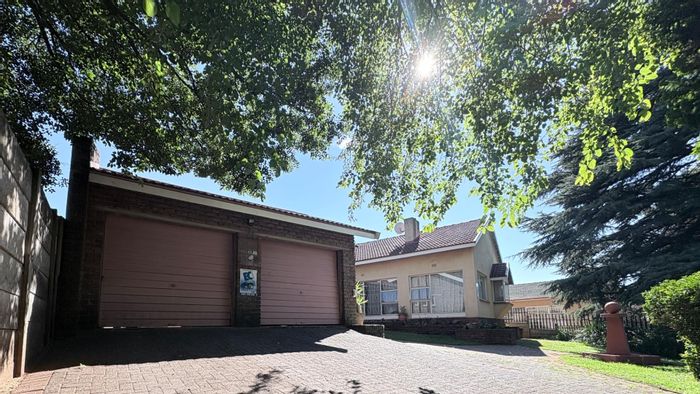 House For Sale in Horizon View: 3 Bedrooms, Pool, Flatlet, Office & Security Features.