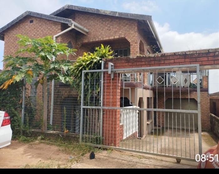 2 Bedroom Apartment To Rent in Palmview with balcony, garage, and close amenities.