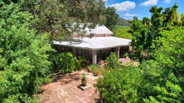 Spacious house in Riebeek Kasteel with garden, workshop, and solar power. For Sale.