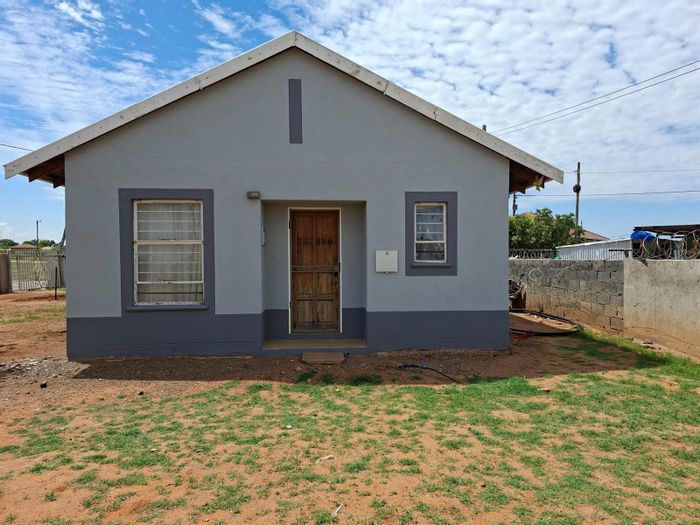 Roodepan House For Sale: 2 bedrooms, easy maintenance, ideal for small families.