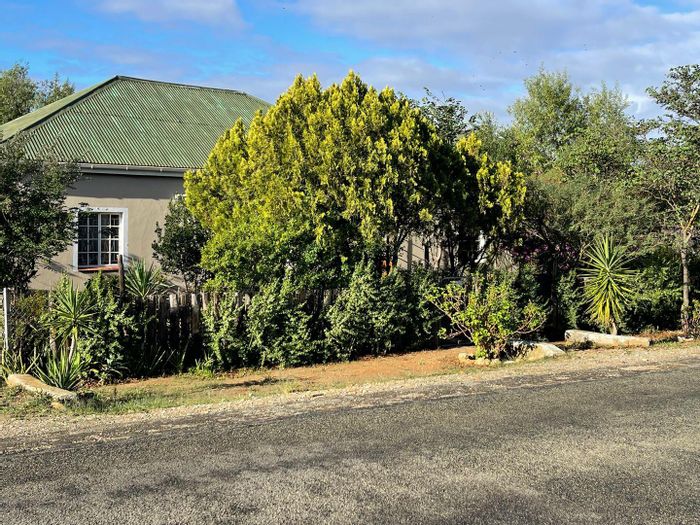 For Sale: Koringberg House with 3 Bedrooms, Flatlet, Pool, and Spacious Garden.