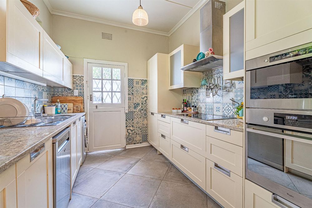 Kitchen door to the back braai area