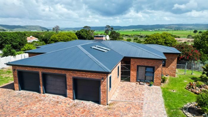 Dual-living home with income potential, 4 beds, 4 baths in Fraaiuitsig For Sale.