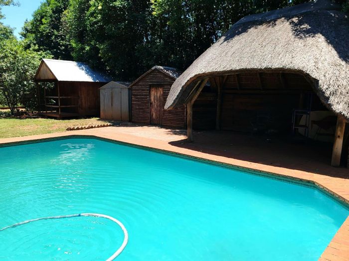 For Sale: Spacious 3-Bedroom House in Henley On Klip with Pool and Lapa.