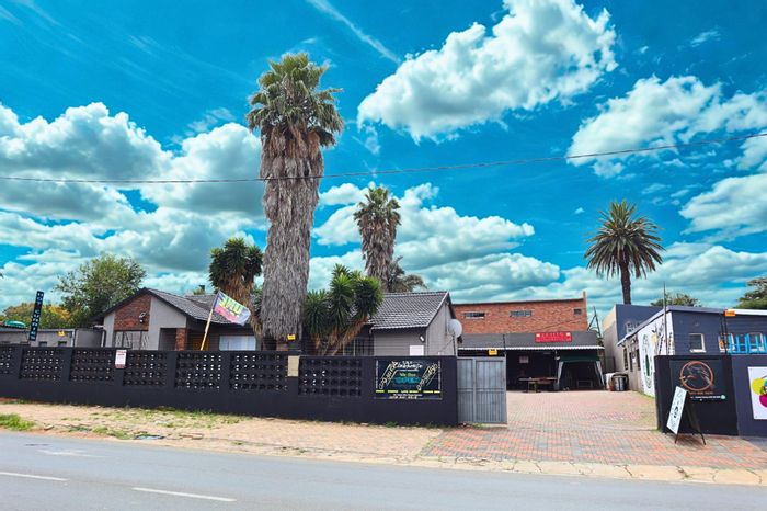 Versatile House for Sale in Maraisburg with Entertainment Area and Rental Potential.