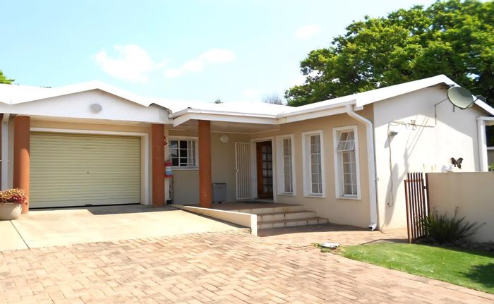 Townhouse for Sale in Parys Central: Secure complex, garden, pets allowed, garage.
