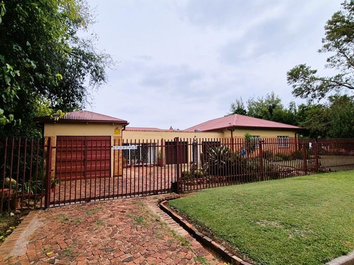 Die Bult House For Sale: Versatile property near university, ideal for investment or family.