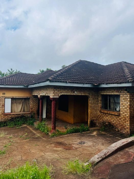 Spacious 6-bedroom house in Thohoyandou Rural, featuring garage and pet-friendly yard. For Sale.