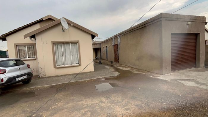 House for Sale in Zamdela: 2 bedrooms, 3 flatlets, spacious garden, pet-friendly.