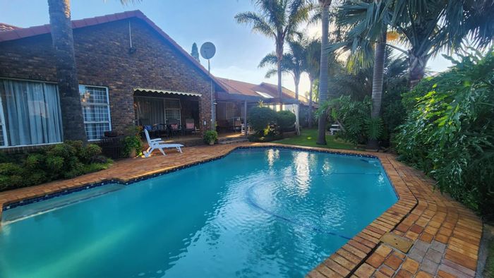 Petersfield House For Sale: 3 Bedrooms, Pool, Study, 3 Garages, Versatile Space.