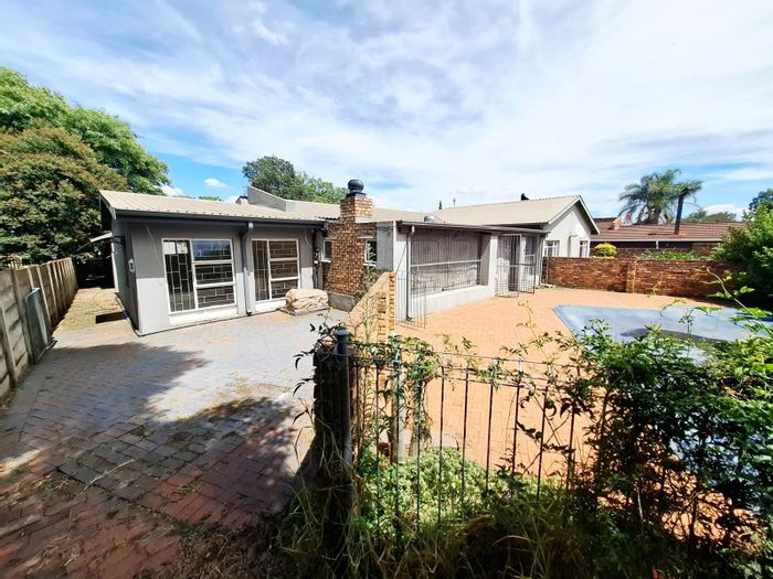 Kanonkop House For Sale: 4 Bedrooms, Pool, Double Garages, Versatile Bonus Room.