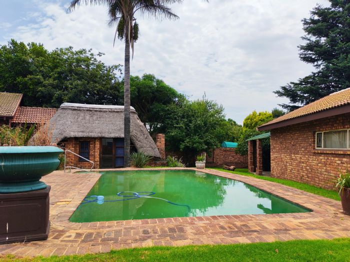 For Sale: Gholfsig House with 4 beds, 2-bed flat, pool, garage, and lapa.