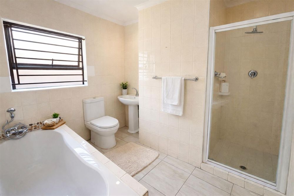Main en-suite bathroom