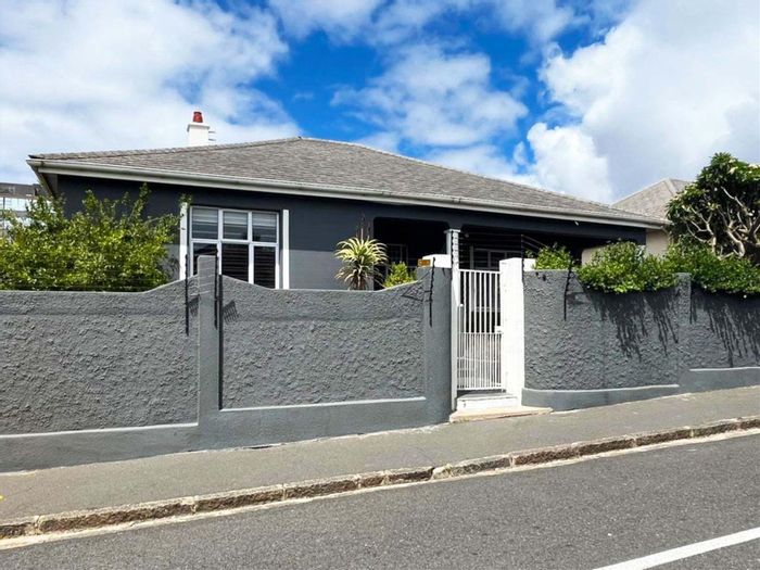 Character-filled house in Woodstock for sale, featuring en-suites and secure parking.