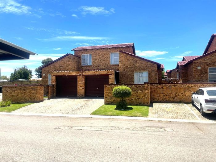 2-Bedroom House with Loft, Private Garden in Honeypark - To Rent