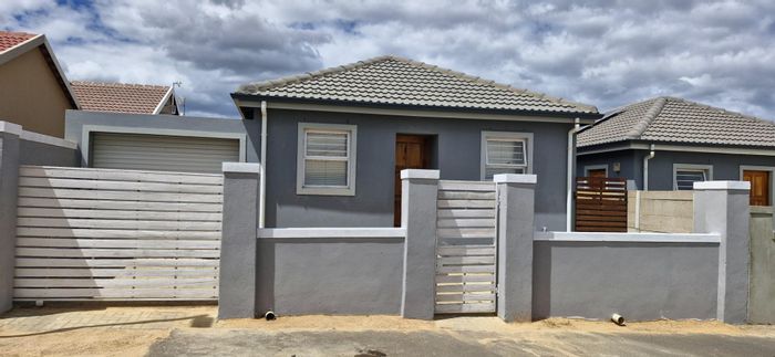 3-Bedroom House For Sale in Groenheuwel with spacious yard and solar geyser.