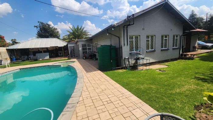 For Sale: House in Brenthurst with 5 bedrooms, pool, lapa, and study.