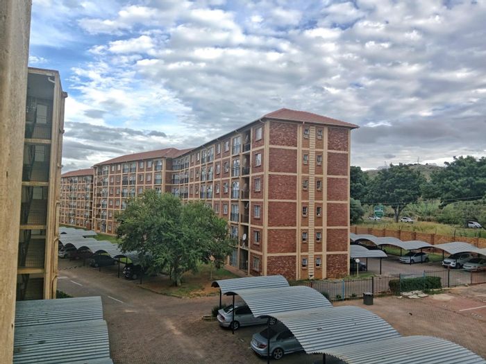 1-Bedroom Apartment To Rent in Karenpark, near shopping and transport amenities.