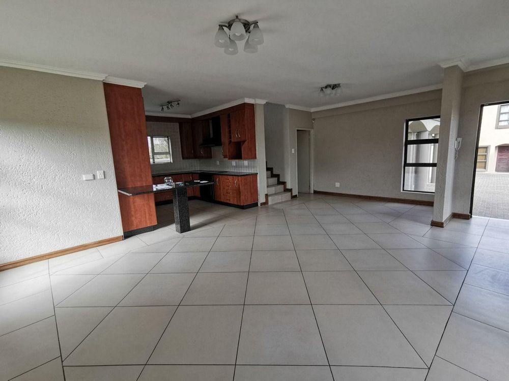 OPENPLAN LOUNGE & DINING ROOM