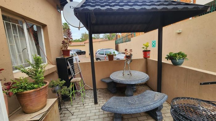 For Sale: Apartment in Selection Park with parking, outdoor area, and storage.