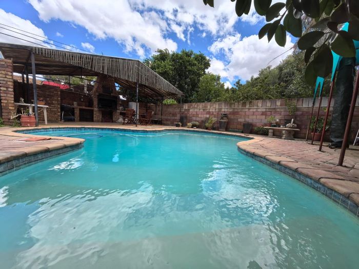 For Sale: House in Rhodesdene with 3 beds, study, pool, and self-contained flat.