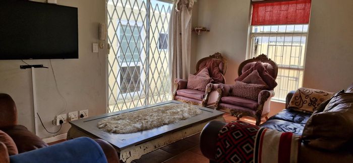 House For Sale in Table View: 3 bedrooms, lapa, renovation potential, quiet location.