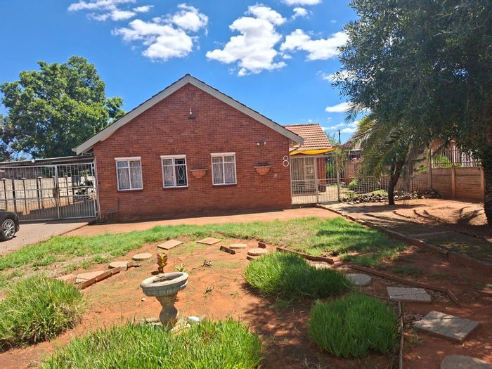 Beaconsfield House For Sale: 3 Bedrooms, splash pool, study, secure parking.