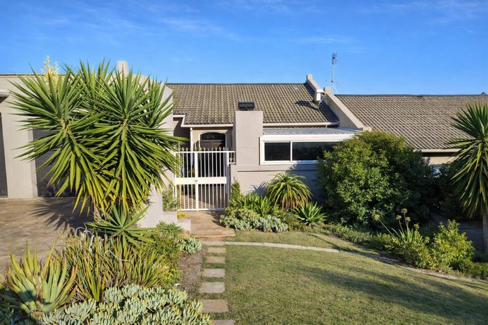For Sale: Townhouse in Stellenberg with 3 bedrooms, garage, and communal garden.