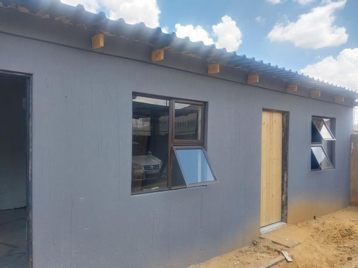 House to Rent in Lehae: Shared amenities, close to transport and Trade Route Mall.